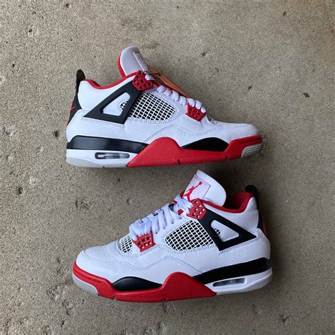 Facts. Made in collaboration with Virgil Abloh’s luxury streetwear brand, the Off-White x women’s Air Jordan 4 Retro SP ‘Sail’ delivers a subdued take on the classic silhouette. The deconstructed leather build is rendered in a monochromatic Off-White finish, complete with semi-translucent TPU detailing on the molded eyelets, structural ... 